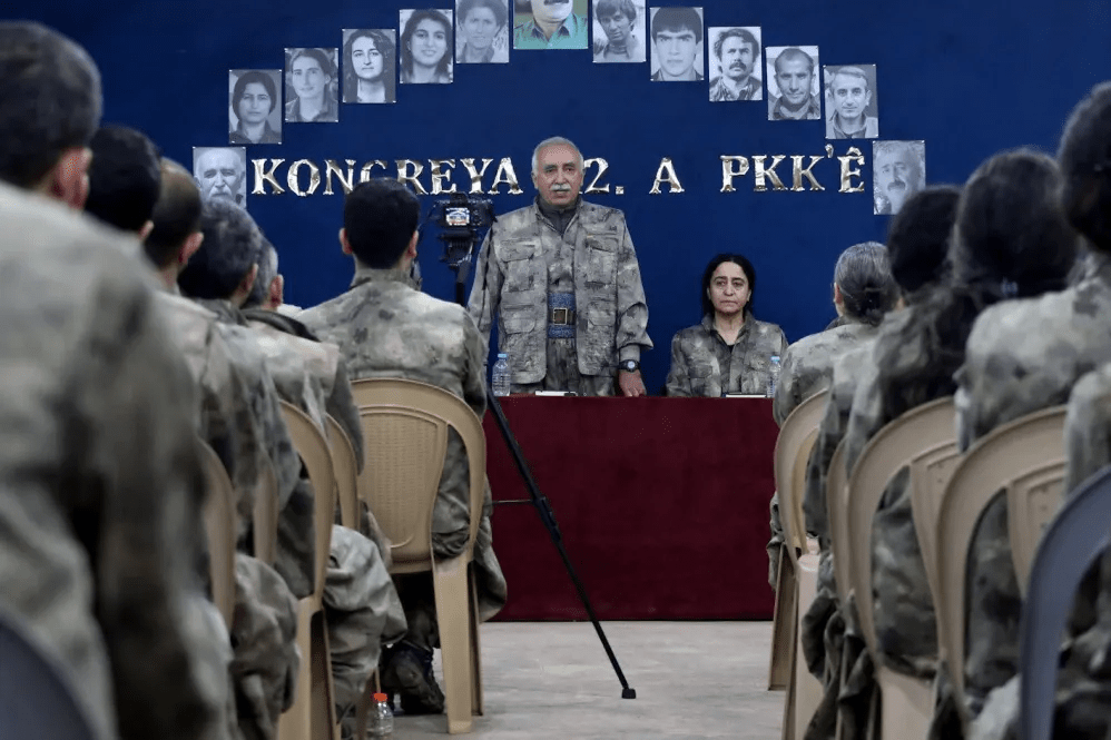 A Nova Democracia: PKK annoncerer opløsning efter Öcalans kapitulationistiske opfordring