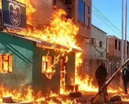 Bolivia: La Paz er blokeret, efter at der er udbrudt voldsomme sammenstød i byen