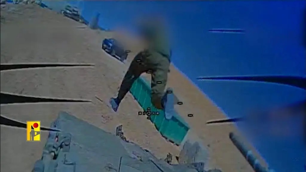 Skærmbillede af en Hezbollah-video, der viser FPV-drone, der sporer en israelsk soldat nær den libanesiske grænse.