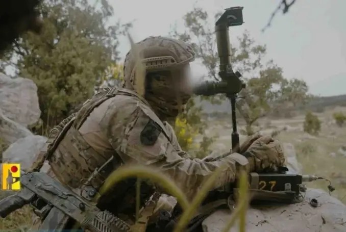 En video offentliggjort af Hezbollahs militære medier viser en soldat, der betjener en fiberoptisk-styret drone. Kilde: Military Media.