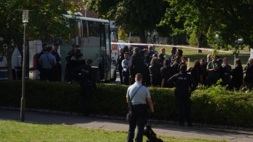 Masseanholdelse af demonstration imod folkemordet i Palæstina foran Terma